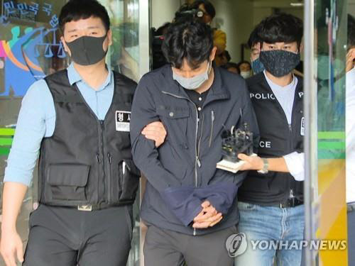 영장 실질 심사 마친 김규봉 감독(사진 가운데) [연합뉴스 TV 제공]